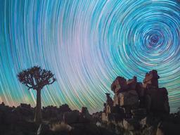 나미브 사막의 별의 일주를 촬영한 사진작가 Daniel Kordan