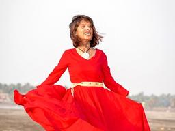 생후 2개월 때 염산 테러를 당했다 “그녀의 복수법”