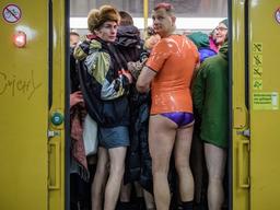 창피하지 않아요~ 전 세계 축제가 된 '바지 벗고 <strong>지하철</strong> 타기'