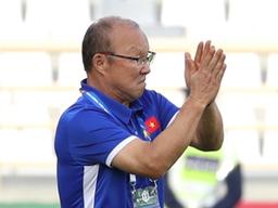 ‘박항서 매직’ 극적 16강행...행운도 드라마처럼 왔다