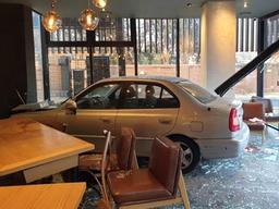 "드라이브 스루 이용하려다"… 카페 내부로 승용차 돌진