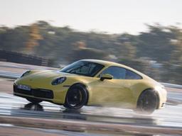 <strong>포르쉐</strong> 신형 <strong>911</strong>, '웻 모드' 기본 탑재…"젖은 도로 문제없다"