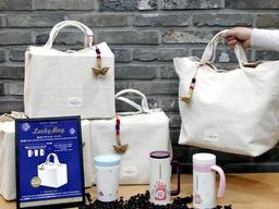 6만원 넘는 '럭키백' 단숨에 완판..."재고 떨이" 비판도