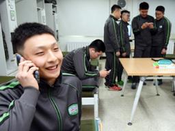 찬반 엇갈린 兵 <strong>휴대전화</strong> <strong>사용</strong>…현장 목소리 들어보니