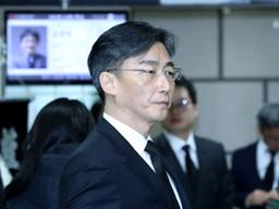 文대통령 “남루한 간이침대 가슴 아파” 이국종 “내가 의지해 짐 됐을것…미안”