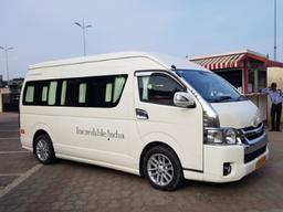 인도서 <strong>토요타</strong> 하이에이스 타보니.."고속도로 안정감은 최고"