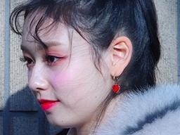 일반인의 눈으로 본 충격적인 아이돌 무대화장.jpg