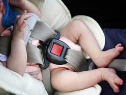 카시트, 앞좌석에 놓아도 되냐고요?