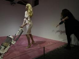 美미술관 ‘청소하는 이방카’ 행위예술에…불쾌한 이방카