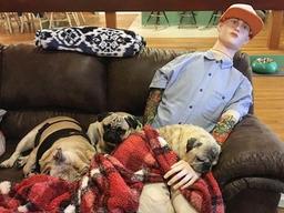 나이든 15살 개가 마네킹 '껌딱지'가 된 이유