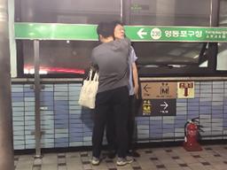 '당산역 <strong>취객</strong>' 영상을 감동 영상으로 바꾼 청년의 포옹