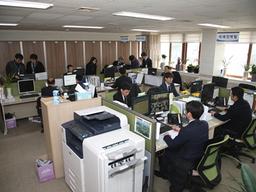 '인구 10만 붕괴' <strong>상주</strong>시 침통…공무원들 '상복 차림' 근무