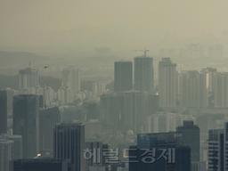 [슬기로운 미세먼지 생활백과 ①]‘매우 나쁨’ 때 1시간 <strong>야외 활동</strong>, 담배 연기 1시간 이상 마시는 것과 같아