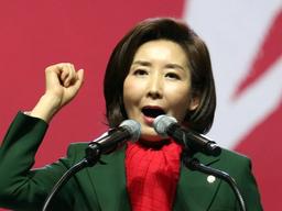 한국당 <strong>지지율</strong> 30.4%···국정농단 이후 첫 30%대 회복