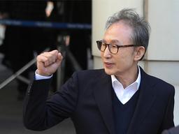 보석 뒤 첫 재판 MB… 여유 되찾은듯 지지자에 미소·목례