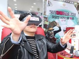 "오빠, 핸드폰 좀 봐도 돼?" 아이돌이 내게 말을 걸었다