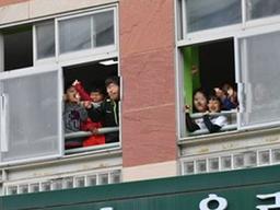 "왜 전두환 물러가라 했나" 초등학교 달려간 보수단체