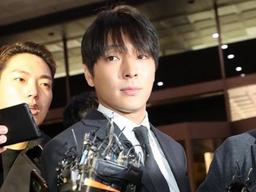 최종훈 “카톡서 언급된 ‘<strong>경찰</strong>총장’과 관계없다”…21시간 조사받고 귀가