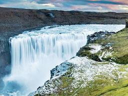 '땅의 오로라' 아이슬란드 폭포가 춤을 췄다
