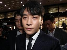 승리, <strong>경찰</strong> <strong>출석</strong> 전 ‘풀 메이크업’…“방송 출연하는 줄”