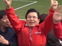 황교안, 축구경기장 안 선거유세…경남FC 벌칙 위기