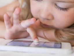 "우는 아이에 스마트폰 주면 언어발달에 악영향"
