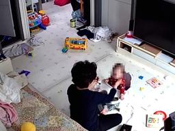 '14개월 영아 학대' 아이돌보미, 피의자 신분 경찰 출석