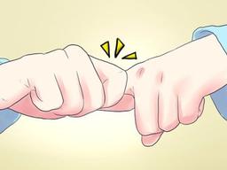 <strong>손가락</strong> 꺾을 때 '우두둑'소리가 나는 소름돋는 이유