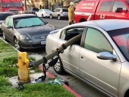 소화전 앞 BMW 박살냈다···'속 시원한' 해외 소방차