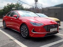 [시승기] ‘국민차’ 거부한 8세대 <strong>쏘나타</strong>…“똑똑하고 화려해졌다”