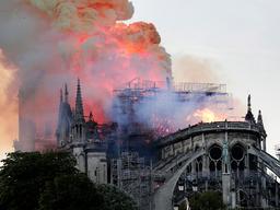 트럼프, <strong>노트르담</strong> <strong>대성당</strong> 화재에 “공중살수” 훈수 뒀다가 ‘망신’