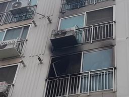 "불이야" 고함친 뒤 흉기···진주 아파트 2층에서 무슨 일 있었나
