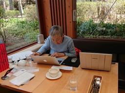 여든살 나이에도 아이패드를 즐기는 작가