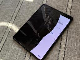 <strong>갤럭시 폴드</strong> 스크린 결함 논란…삼성 "보호막 떼서 생긴 문제"