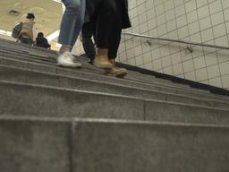 내려오자마자 다시 올라가는 계단(＼__／), 왜 저렇게 만들었을까