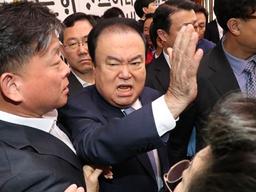 국회의장실 점거한 한국당, 문희상 “이럴 거면 멱살 잡아라”