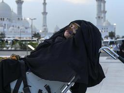 사고 직전 아들 보호하고 식물인간된 엄마, 27년 만에 깨어나다