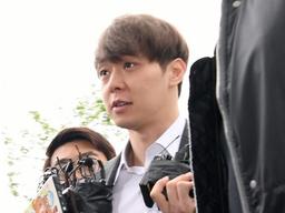 <strong>박유천</strong>, 영장실질심사 출석...탈색 머리+미소 '여유'