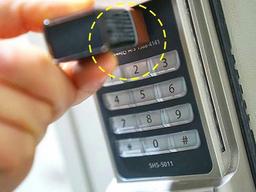 열쇠 수리기사님이 귀띔해 준 <strong>도어락</strong> 방전시 문 여는 방법