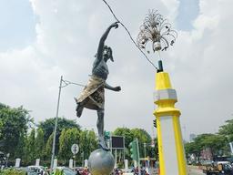 바지 입었다 벗은 <strong>자카르타</strong> 헤르메스 동상