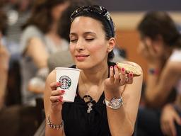 적금 붓듯 스타벅스 0.01주…'김여사'가 원화값 흔든다