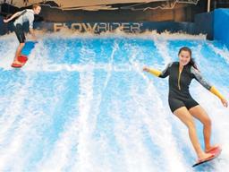 응? 쇼핑센터에서 <strong>서핑</strong>을?