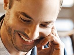 혼자 웃는다고요? 이분, 지금 <strong>통화</strong>중입니다