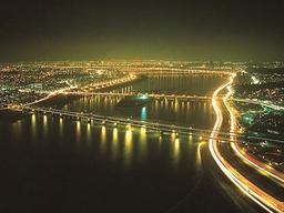 한강서 만나는 빛의 도시… 분수쇼ㆍ터널 형상, 다리마다 형형색색