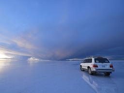 ‘소금 100억톤’ 우유니 사막, 거침없이 달리다간…