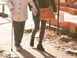 허리 아파 걷기도 힘든 <strong>60대</strong>가 수술 안하겠다는 이유