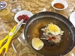 맛 없기로 유명한데···<strong>캄보디아</strong> 北<strong>식당</strong> 왜 인기일까