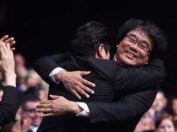 '기생충' 황금종려상 쾌거, 봉준호x송강호 포옹→韓취재진도 울컥