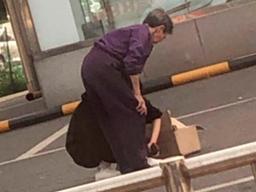 치매 할머니에 신발 벗어준 '천사' 여학생 찾았다