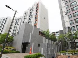 ‘장벽’으로 나누거나 출입구-<strong>승강기</strong> 따로… 한 아파트 두 세상